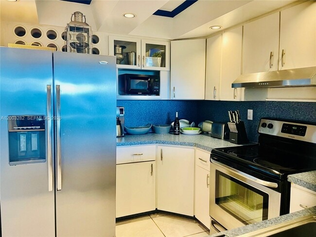 Building Photo - 2555 Collins Ave