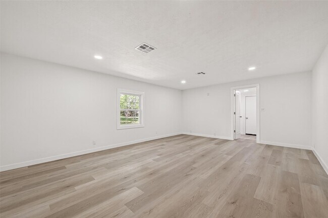 Building Photo - 815 Brooks Ave