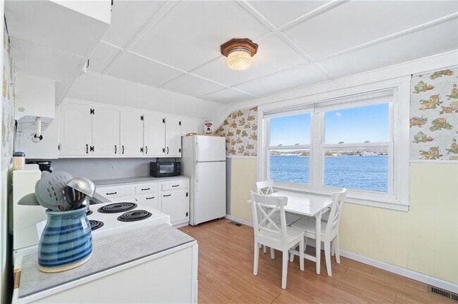 Building Photo - 15 Cedar Ave