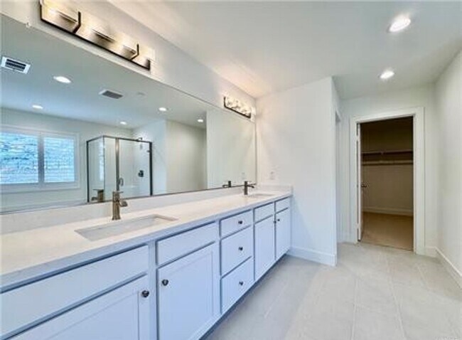 Building Photo - Stunning and Spacious 6BR 5BA Home w/ Solar Panels + Quartz Counter + Fenced Yard + 2 Car Garage ...