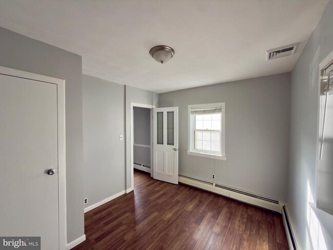 Building Photo - 422 W 6th Ave