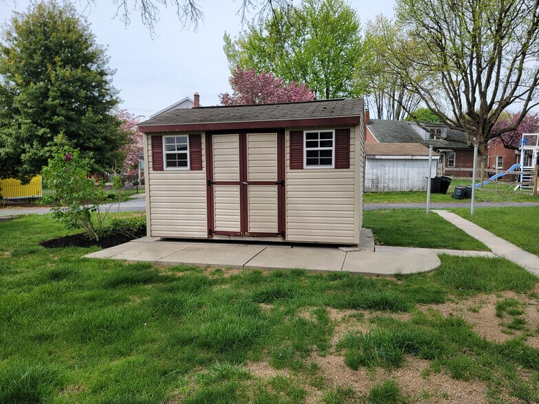 Building Photo - 137 N Hoover St