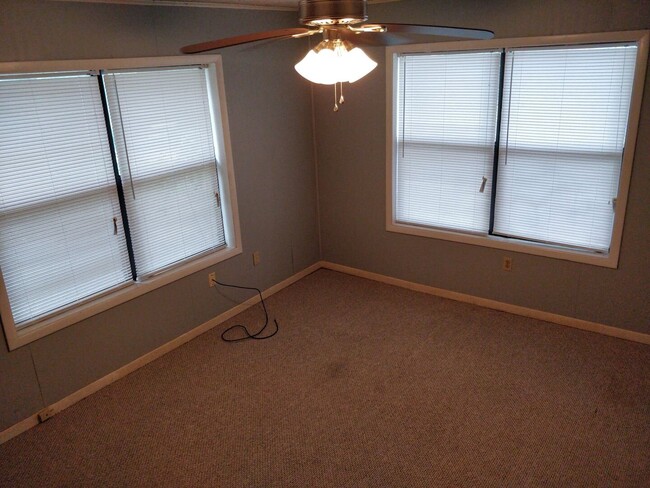 Building Photo - Comfortable living in this 3-bedroom, 1-bath home