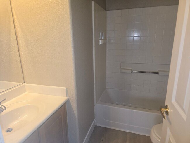 Building Photo - NEWLY REMODELED TOWN HOME IN HENDERSON AWA...