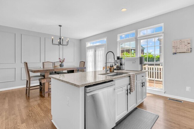 Building Photo - Beautiful 3-level 3 BR 2.5BA Townhome in P...