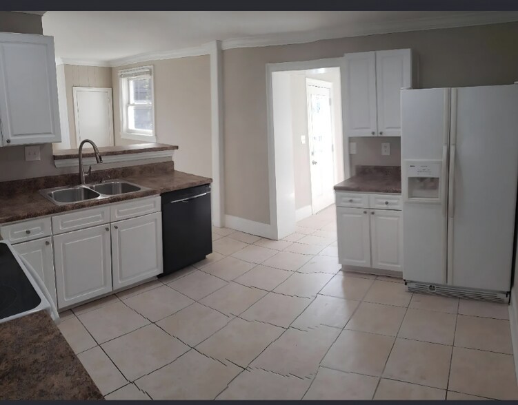 Building Photo - 3119 Eastwood Dr