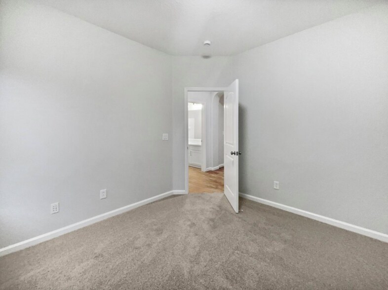 Building Photo - 7525 Muirfield Way