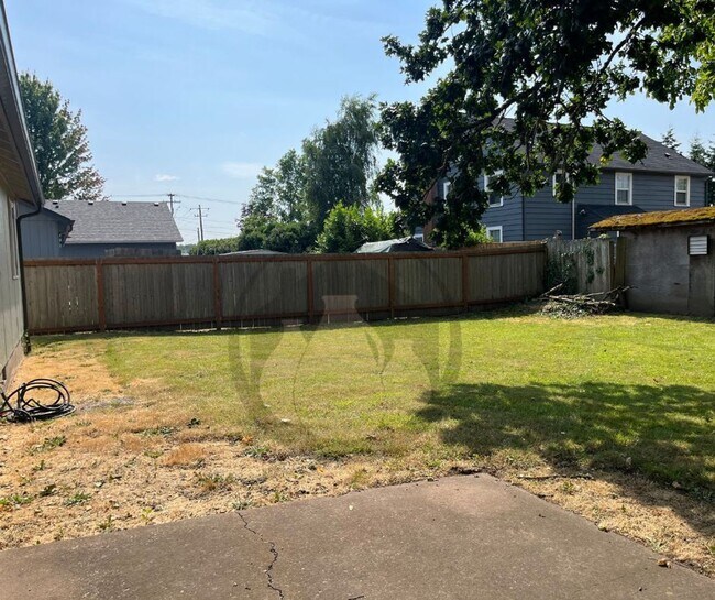 Building Photo - Updated Single Level Home