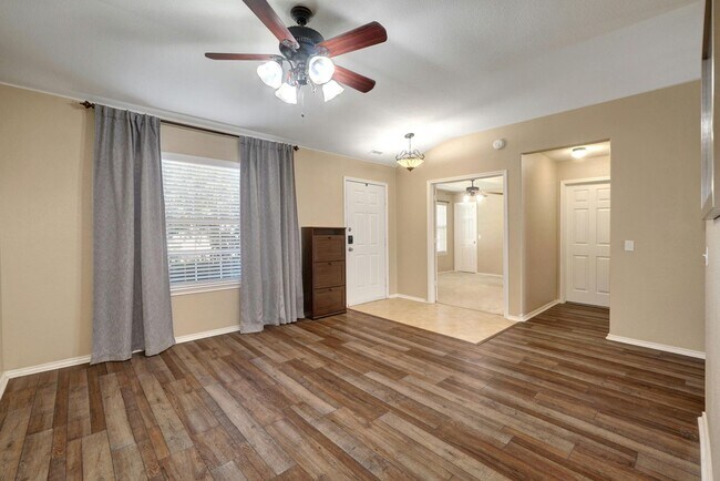 Building Photo - Spacious 4-Bedroom Gem with Office in Desi...