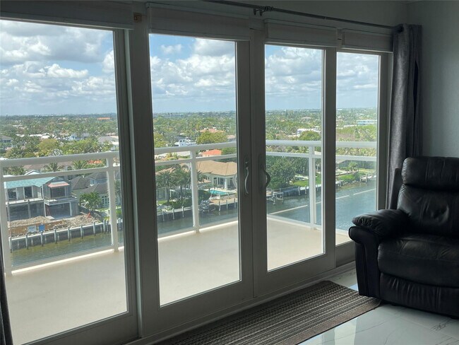 Building Photo - 1160 Hillsboro Mile