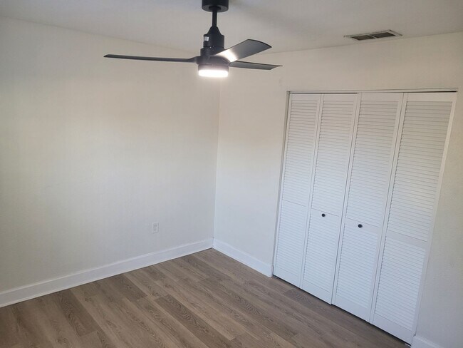 Building Photo - 1236 Dovehill Dr
