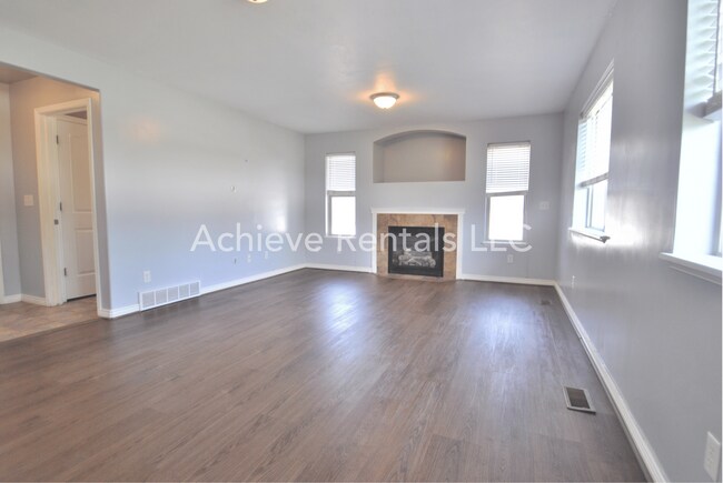 Building Photo - 564 800 E
