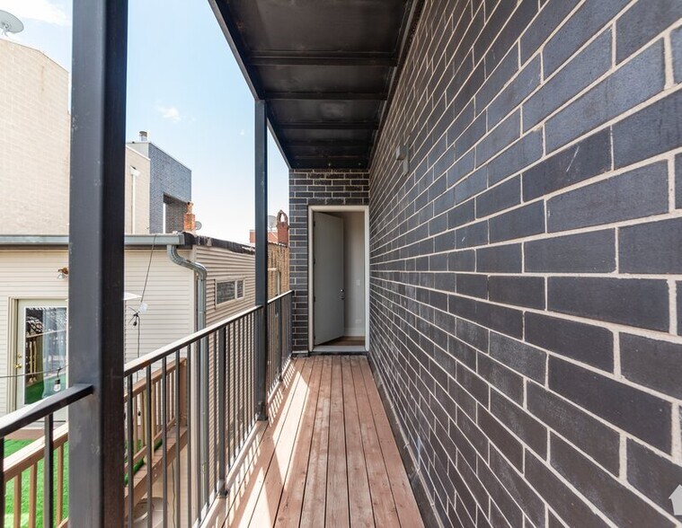 Building Photo - 3049 N Clybourn Ave