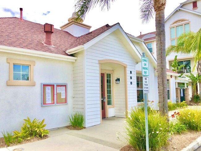 Building Photo - Beautifully Upgraded & Appointed End Condo...