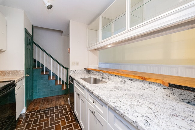 Building Photo - 3 Bedroom with Fenced in rear yard