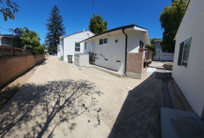 Building Photo - 7 Bedroom 3 bath home close to POLY!!!!
