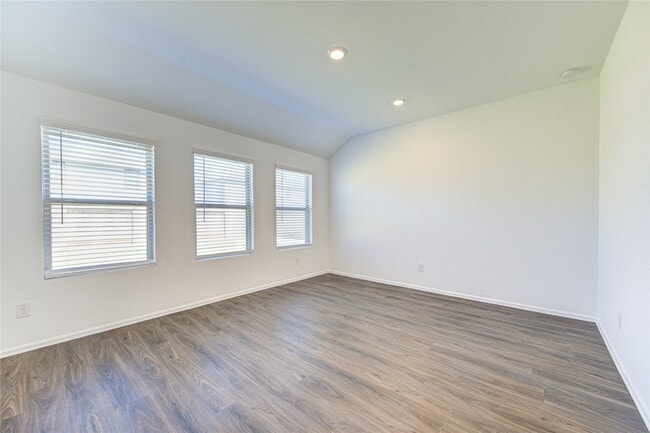 Building Photo - 5023 Lavaridge Dr