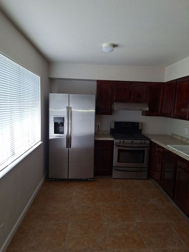 Building Photo - 3 Bedroom 1.5 Bathroom   Cheyenne & Civic ...