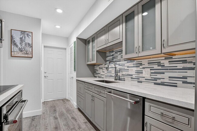 Building Photo - 1194 Hillsboro Mile