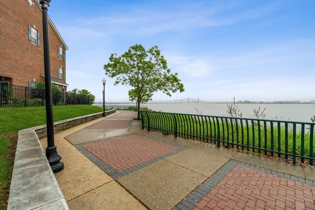Building Photo - 11 Droyers Pointe Blvd