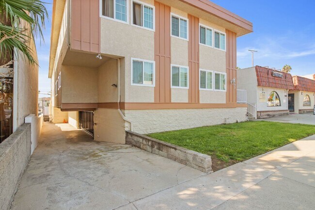 Primary Photo - Stylish 1-Bedroom Apartment with Private B...