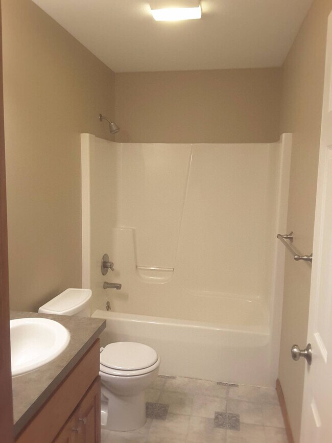 Building Photo - Beautiful 3 Bedroom 2 Bath Home in Elkhart!