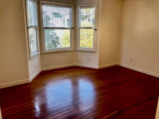 Building Photo - Huge top floor SF flat w/hardwood floors, ...