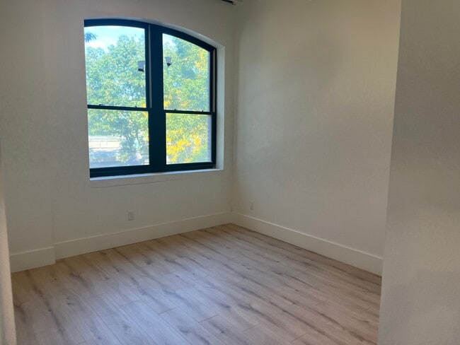 Building Photo - 311 Main St