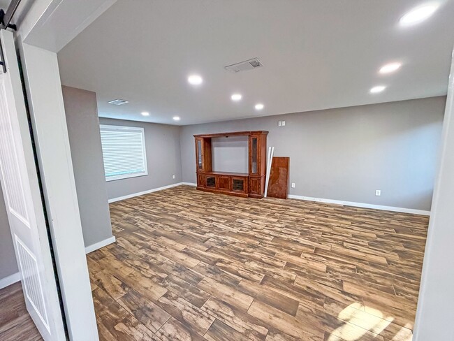 Building Photo - 829 W Madison Ave