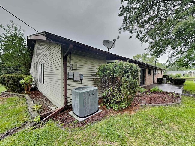Building Photo - 16400 Sherwood Dr