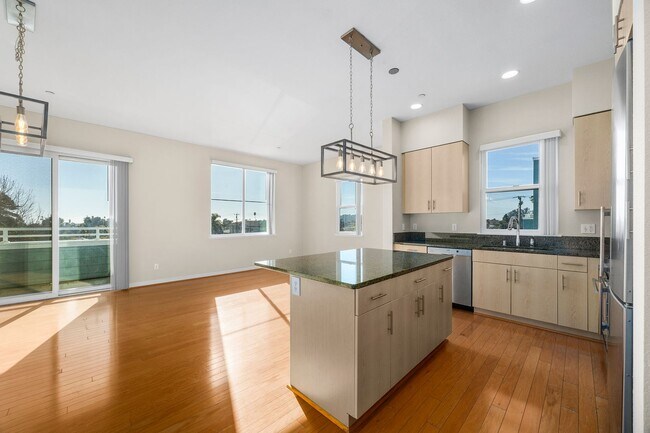 Building Photo - 1066 41st Ave