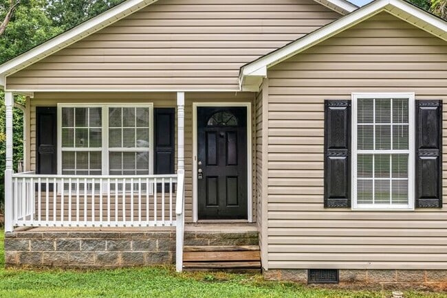 Building Photo - Welcome to this charming 4 bedroom, 2 bathroom home located in Greensboro, NC.
