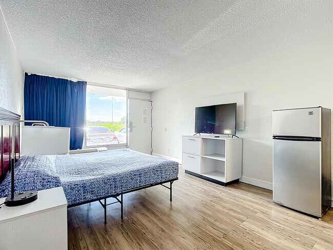 Building Photo - 4645 N Socrum Loop Rd