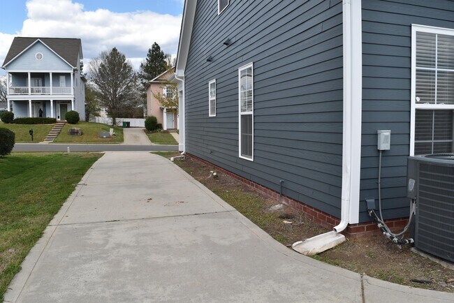 Building Photo - 2035 Golden Ridge Ln