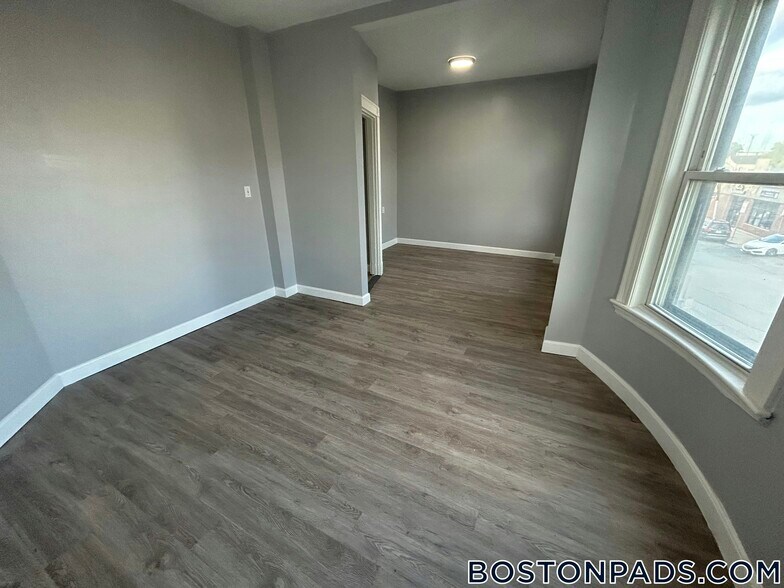 Building Photo - 478 Saratoga St