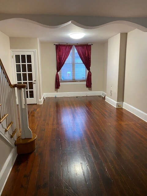 Building Photo - 1914 E Hazzard St