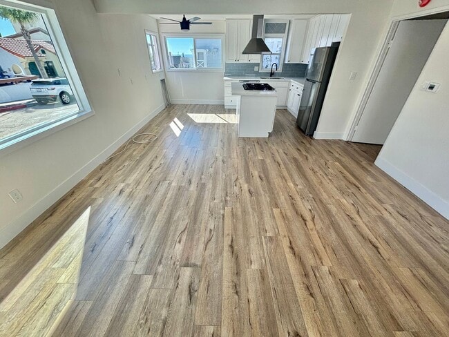Building Photo - Fully Renovated 2bd/1ba! Just a block from...