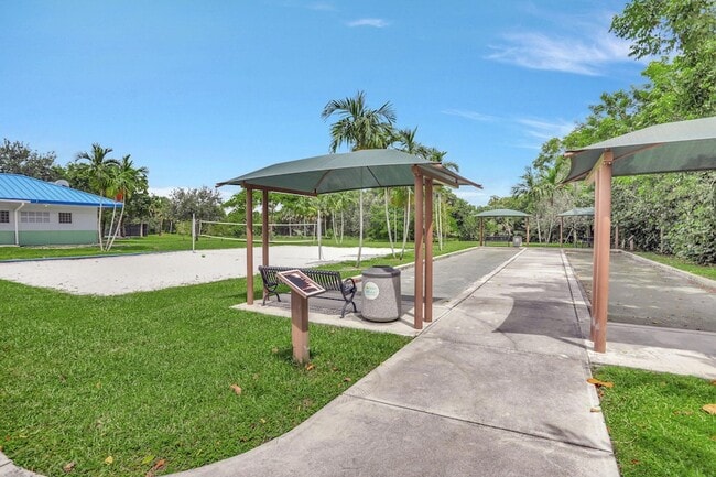 Building Photo - 3050 N Palm Aire Dr