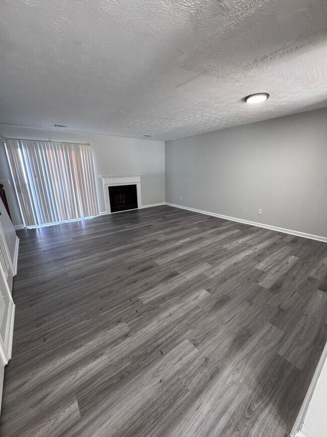 Building Photo - Modern 2-Bedroom Townhome Near Stone Mount...