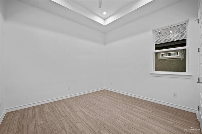 Building Photo - 31 E Conroe Rd