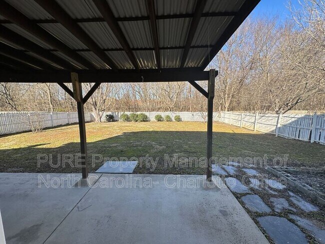 Building Photo - 12115 Landing Green Dr