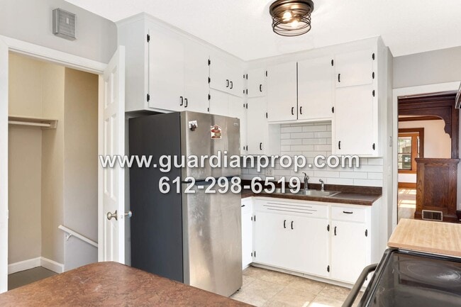 Building Photo - House Available August 1, HW Floors & Buil...