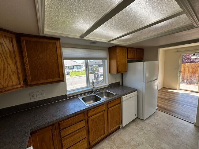 Building Photo - Recently Renovated Two Bedroom Two Bath Duplex