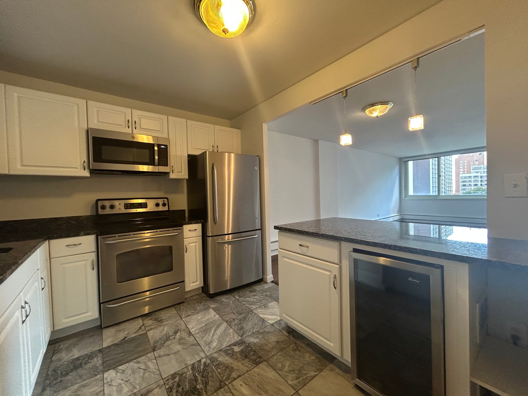 Building Photo - 1350 N Dearborn St