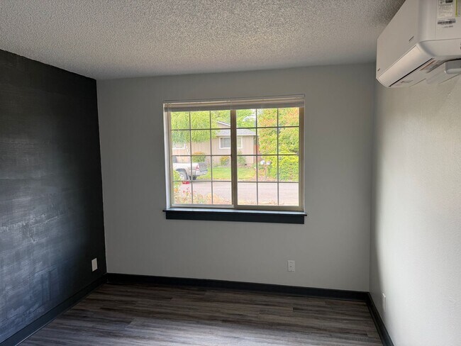 Building Photo - Beautifully updated 3 bedroom, 2 bath house in Eugene!