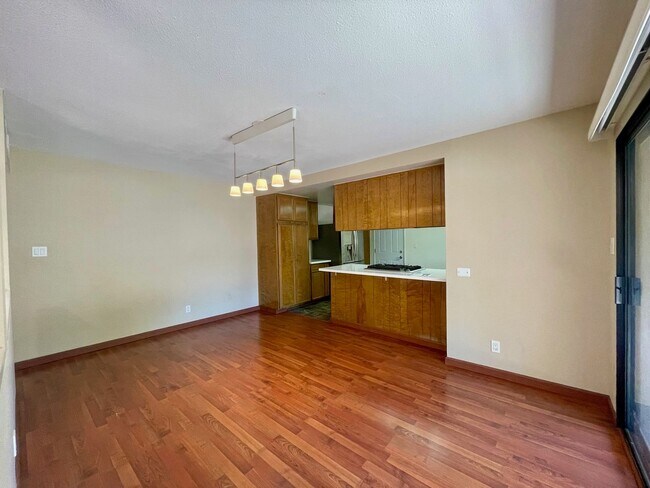 Building Photo - 3 bedroom 2 1/2 bath Townhome with Office ...