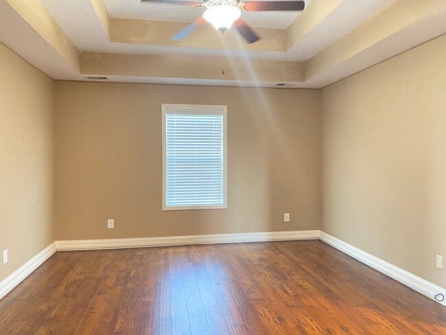 Building Photo - Beautiful Home! 4 Bed 2.5 Bath! Rossview S...