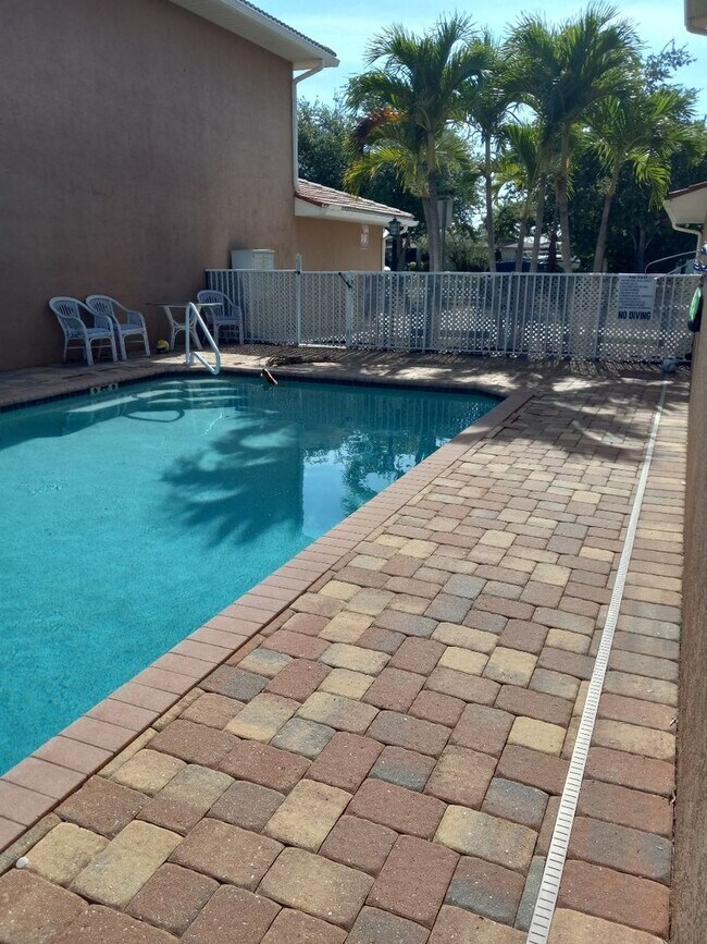 Building Photo - spacious townhouse.2 Bedrooms with 2-1/2 bathrooms