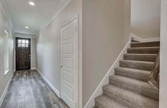 Building Photo - Spacious Townhome Near Several Parks