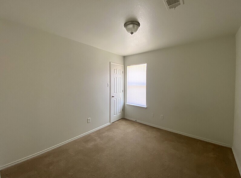 Building Photo - 2802 Ashley Dr